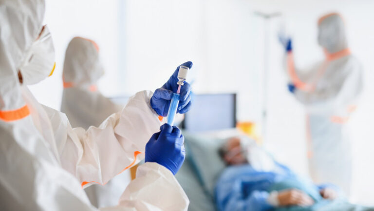 Record de infecții cu coronavirus. România depășește pragul critic de 2.000 de îmbolnăviri în 24 de ore