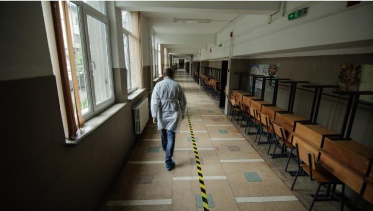 GHID pentru gimnaziu și liceu: Pauze de 5 minute pentru ca profesorii să schimbe clasa, elevii au doar 2 sau 3 discipline simultan