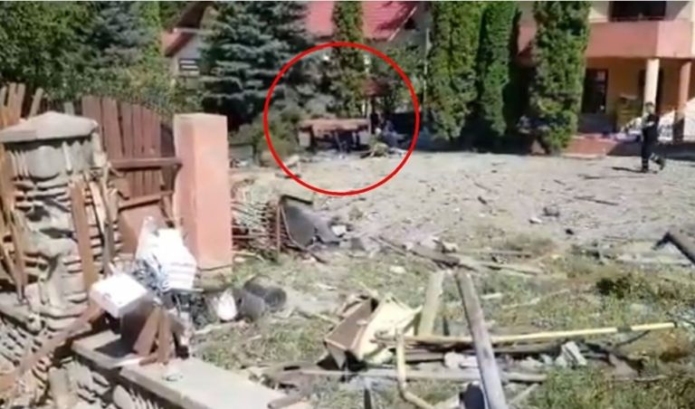 Un camion a făcut prăpăd în Bucium. O fetiță de 3 ani a fost ucisă în curtea casei, șoferul a murit zdrobit în cabină