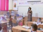 PRIMA ZI DE ŞCOALĂ | Cum se desfăşoară cursurile la clasa I într-o şcoală din Bucureşti: jumătate dintre elevi din clasă, jumătate acasă