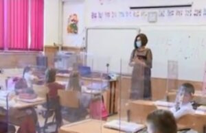 PRIMA ZI DE ŞCOALĂ | Cum se desfăşoară cursurile la clasa I într-o şcoală din Bucureşti: jumătate dintre elevi din clasă, jumătate acasă