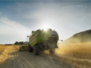 Un tânăr de 14 ani și-a găsit sfârșitul pe un câmp, după ce a adormit. O combină agricolă a trecut peste el