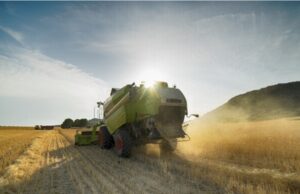 Un tânăr de 14 ani și-a găsit sfârșitul pe un câmp, după ce a adormit. O combină agricolă a trecut peste el