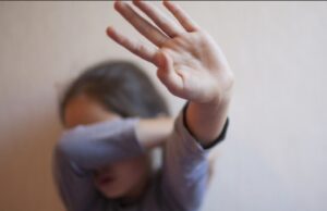 ARTISTĂ DE NUMAI 12 ANI, ABUZATĂ DE PROPRIUL TATĂ. BĂRBATUL O ÎNSOȚEA PE COPILĂ LA TOATE EVENIMENTELE!