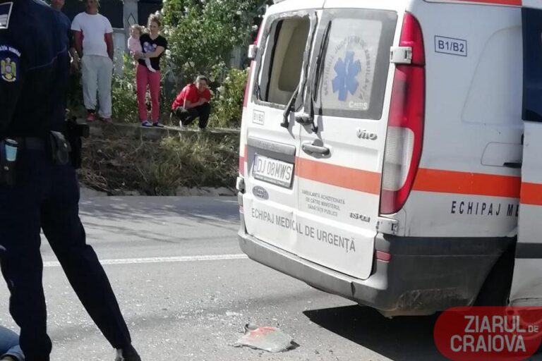 Un bărbat a spart geamul ambulanței care îl transporta la spital. Polițiștii din escortă l-au imobilizat și a ajuns la Neuropsihiatrie