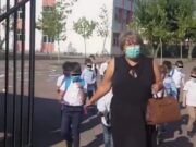 Imagini șocante! O învățătoare își ține elevii cu sfoară, pentru a respecta regulile de distanțare socială!