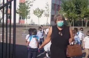 Imagini șocante! O învățătoare își ține elevii cu sfoară, pentru a respecta regulile de distanțare socială!