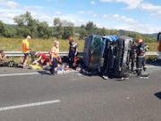 Gravidă moartă pe A1, în Hunedoara, microbuzul în care călătorea s-a răsturnat. Sunt alte șase victime
