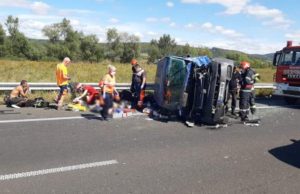 Gravidă moartă pe A1, în Hunedoara, microbuzul în care călătorea s-a răsturnat. Sunt alte șase victime