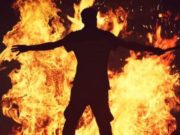 Un tânăr român și-a dat foc în Italia, în fața mamei, sora lui de 13 ani a sărit prima să stingă flăcările