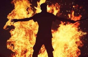 Un tânăr român și-a dat foc în Italia, în fața mamei, sora lui de 13 ani a sărit prima să stingă flăcările