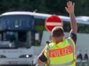 Două românce de 18 și 19 ani, date jos din autocarul care venea de la Londra și abandonate pe autostradă, în Germania