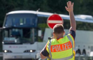 Două românce de 18 și 19 ani, date jos din autocarul care venea de la Londra și abandonate pe autostradă, în Germania