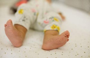 Bebeluş român mort în Italia. O fetiță de 36 de zile, găsită fără suflare de mama ei, în pătuţ