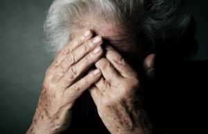 O adolescentă de 17 ani a bătut și jefuit o bătrână de 89 de ani pe stradă, la Craiova, prinsă de un polițist în timpul liber