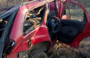 Doi bărbați găsiți morți pe câmp, lângă mașina făcută praf, la Periam, în Timiș