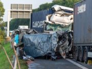 Patru români morți într-un Opel Vivaro strivit între două TIR-uri, în Germania. Vinovat de tragedie e tot un român