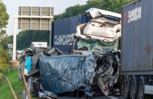 Patru români morți într-un Opel Vivaro strivit între două TIR-uri, în Germania. Vinovat de tragedie e tot un român