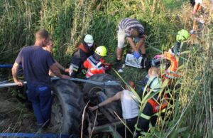 Tânăr român strivit sub roata mare a unui tractor, într-un șanț de pe câmp, în Germania