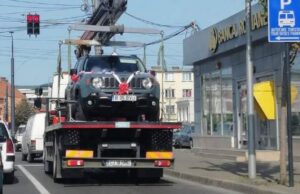 Mireasă din Cluj lăsată fără mașină, în timp ce făcea poze în parc, după cununie