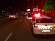 Șofer bătut în trafic, pe o stradă din Craiova. Mai mulți indivizi l-au lovit și i-au distrus mașina