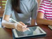 De ce se feresc profesorii de lecțiile online. Problemele începutului de an școlar, cu 60% dintre inspectori în campanie electorală