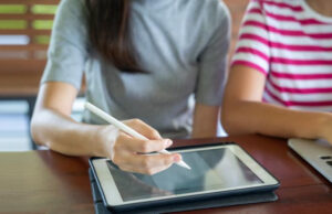 De ce se feresc profesorii de lecțiile online. Problemele începutului de an școlar, cu 60% dintre inspectori în campanie electorală