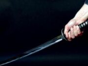 Atacaţi cu săbii şi bâte, în propria curte