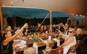 party-petrecere-masa-familie-intalnire-reuniune-pexels-640x400.jpeg