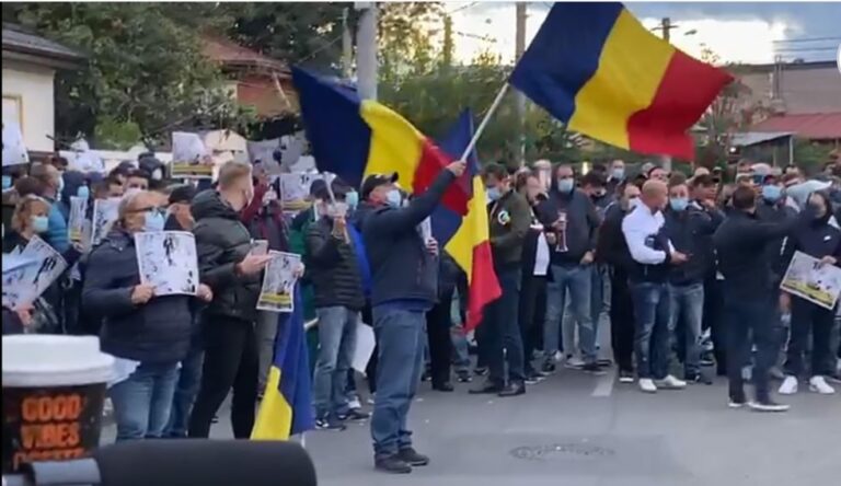 Proteste la Biroul Electoral din Sectorul 1. Jandarmii au securizat instituția, se scandează „revotare” 