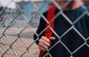 Elev din Oradea, MORT după ce s-a ARUNCAT de la ETAJ