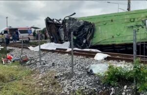 Tragedie de proporții în Thailanda. Zeci de morți, după coliziunea dintre un tren și autobuz de pasageri