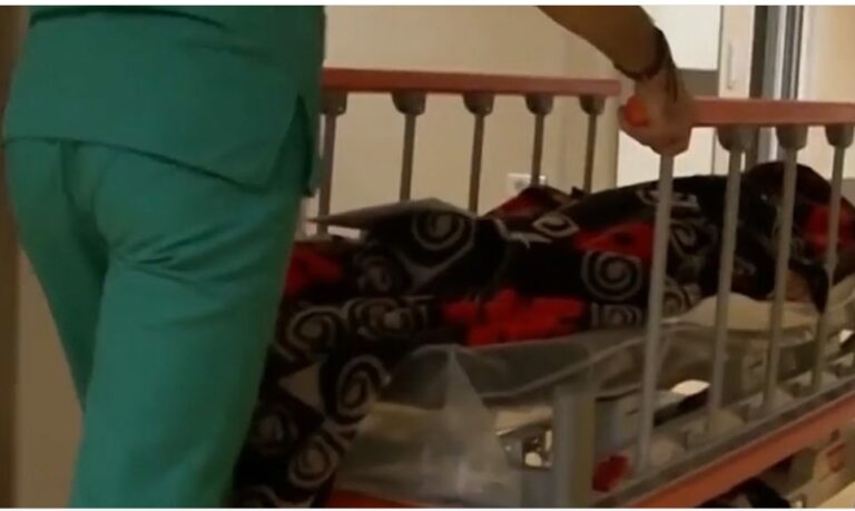 O fetiţă infectată cu COVID-19, plimbată şase zile între spitale din trei oraşe diferite, pentru că nu avea loc