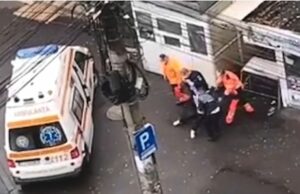 Femeie băgată cu forța în ambulanță pentru că nu voia să poarte mască și să se legitimeze, în Cluj-Napoca