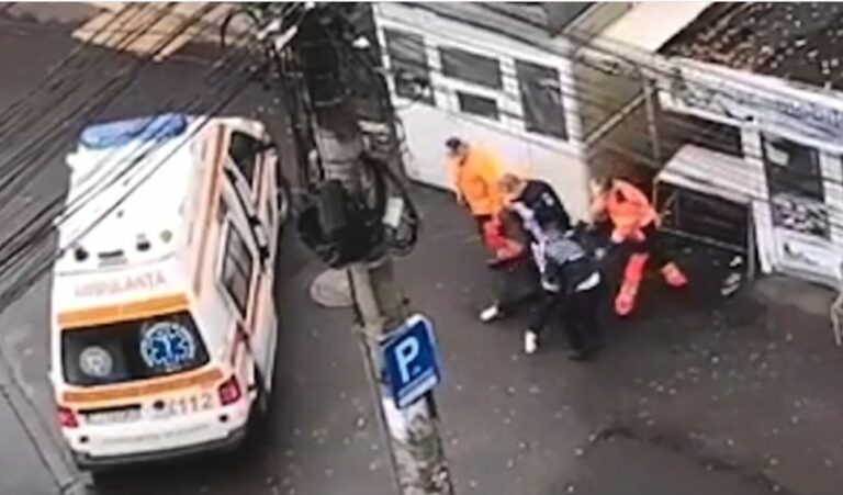 Femeie băgată cu forța în ambulanță pentru că nu voia să poarte mască și să se legitimeze, în Cluj-Napoca