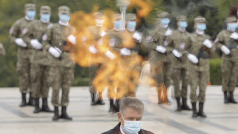 Klaus Iohannis: Trăim vremuri în care militarii sunt angajați într-un altfel de război, cu un inamic nevăzut, coronavirusul