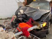 Accident grav lângă Spitalul Vechi! Femeie prinsă sub mașină, florărie distrusă!