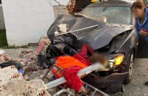 Accident grav lângă Spitalul Vechi! Femeie prinsă sub mașină, florărie distrusă!