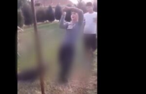 VIDEO | Cruzime fără margini: mai mulți adolescenți au spânzurat un cățel!