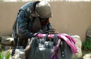 Un om al străzii a câștigat 50.000 de euro, după ce un trecător i-a dat un loz de 1 euro! Ce a făcut cerșetorul cu banii!