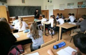 Profesoară din Tulcea, anchetată de poliție, după ce a intrat la ore fără masca de protecție. Femeia și-a îndemnat elevii să îi urmeze exemplu