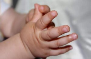 O tânără mamă și-a scos bebelușul la vânzare online. Cu banii obținuți voia să își cumpere o pereche de cizme