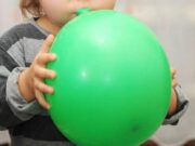 Băiețel român mort în Italia, s-a sufocat cu un balon sub privirile îngrozite ale mamei lui