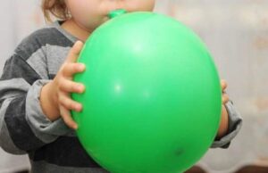 Băiețel român mort în Italia, s-a sufocat cu un balon sub privirile îngrozite ale mamei lui