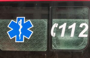 Un bărbat din Caraș-Severin a aruncat benzină peste o femeie și i-a dat foc pentru o datorie de 1.000 de euro