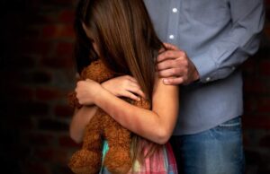 Fetiţă de 7 ani, abuzată de un bărbat în timpul cursurilor online. Profesorul a surprins momentul şi a alertat poliţia