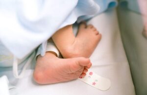 O mamă şi-a ascuns bebeluşul subnutrit în dulap. Rămăsese însărcinată în urma unui abuz