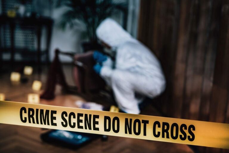 Trezit de poliție care îl anunța că soția lui s-a sinucis, un bărbat s-a dus în camera copilului de 7 luni și l-a găsit mort