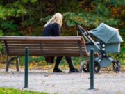 O mamă de 32 de ani a fugit din spital cu bebelușul ei, după ce i s-a spus că sunt infectați cu Covid-19