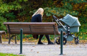 O mamă de 32 de ani a fugit din spital cu bebelușul ei, după ce i s-a spus că sunt infectați cu Covid-19